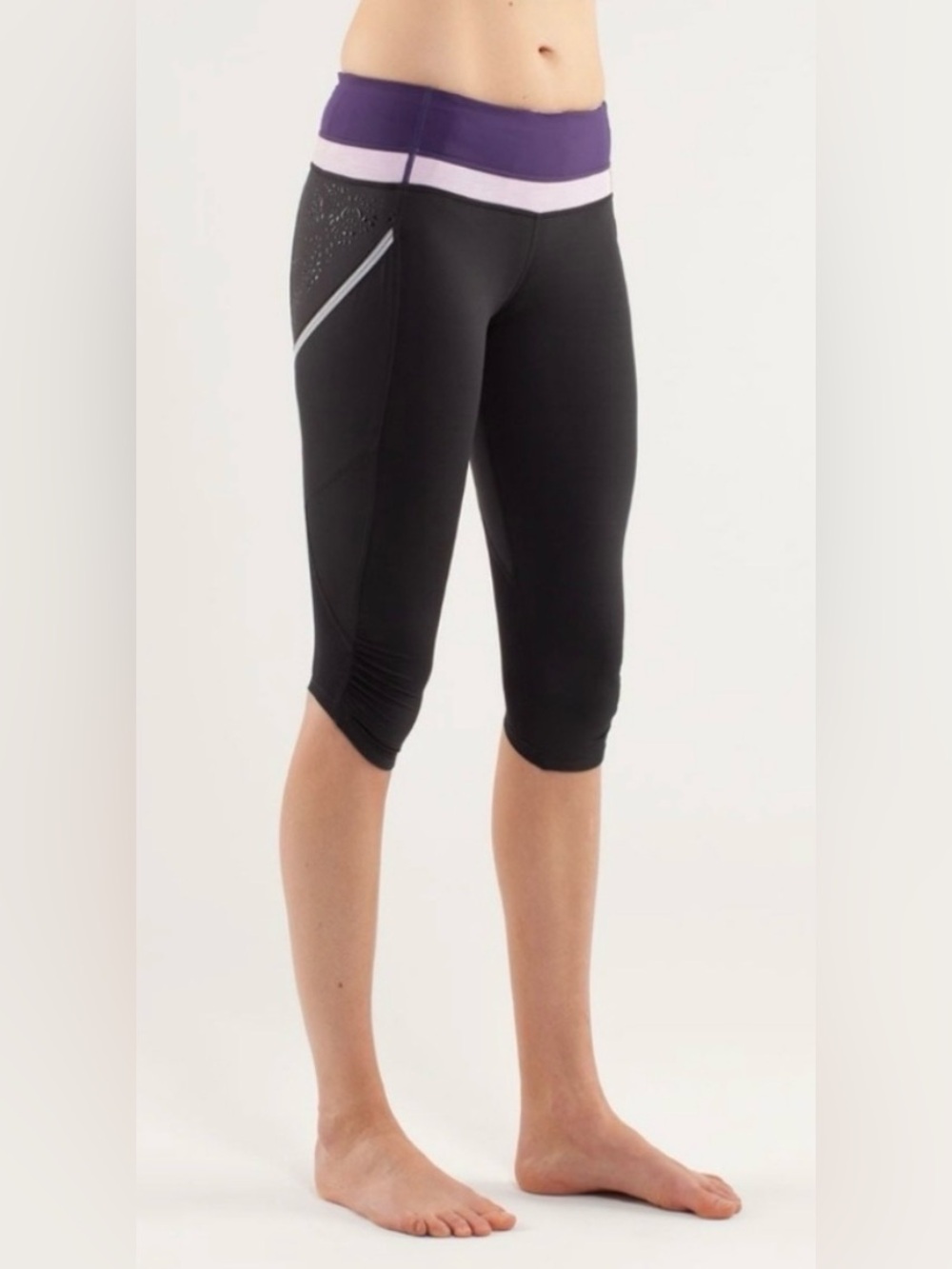 Lululemon Womans 4 Active Crop Capri Leggings Black Purple Waistband Like New